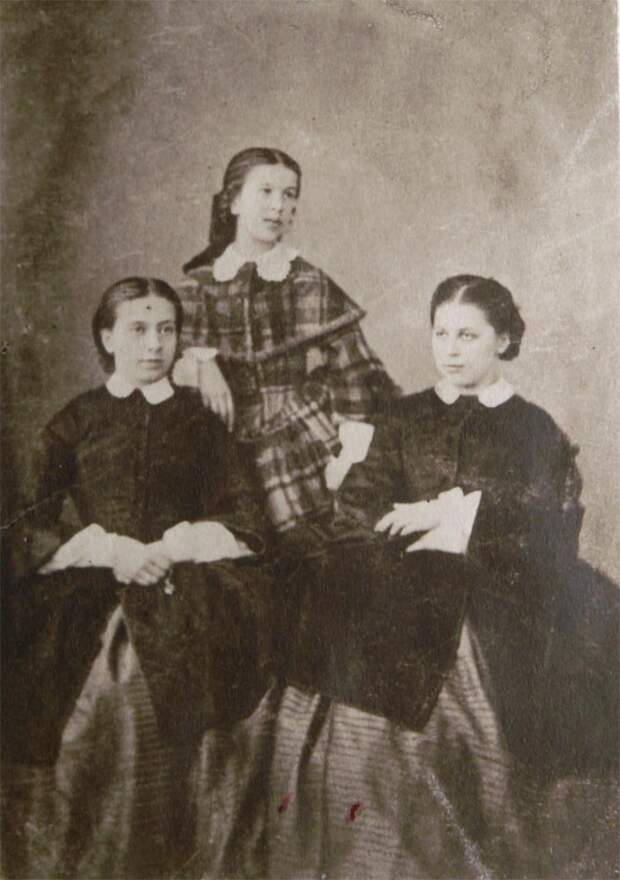 Сестры Берс: Софья, Татьяна и Елизавета.