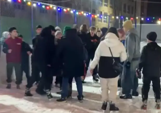 В Москве русские парни выкинули за борт катка детей мигрантов. За что? Их старшие хотят дойти до суда