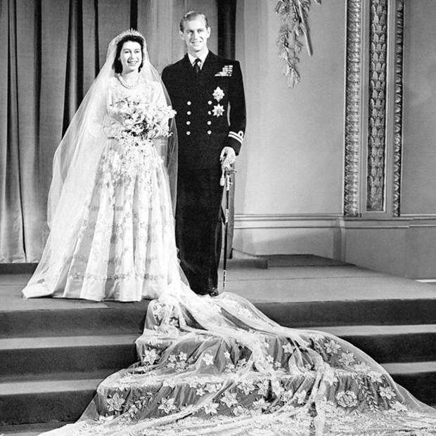 Боже, храни королеву! Елизавете II — 95 лет: путешествие вокруг света, роль девушки Бонда и юбилей, омраченный трауром