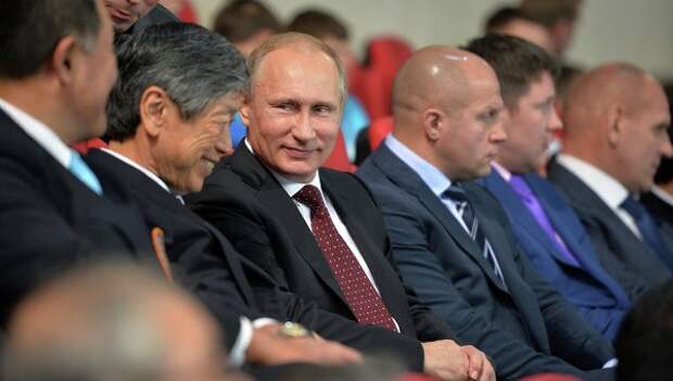 Путин и премьер Японии посмотрели выступление бойцов восточных единоборств Путин и премьер Японии посмотрели выступление бойцов восточных единоборств