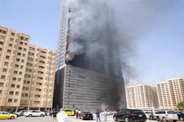 В Дубае горит здание, которое называют штаб-квартирой ЦРУ