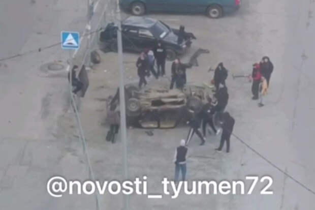 В Тюмени школьники перевернули авто и сделали из него качели