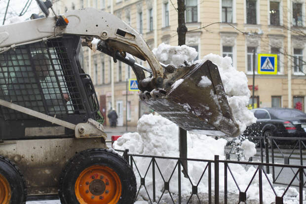 Петербургские коммунальщики перешли на усиленный режим работы: на дорогах чисто, на газонах снежно