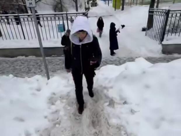 Сестрам Аверинам приходится добираться до работы по снежным холмам