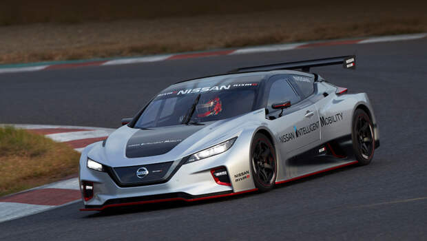 Nissan leaf,Nissan leaf nismo rc. Колёсная база гоночной машины равна 2750 мм, на 50 мм больше, чем у дорожной пятидверки. Длина RC составляет 4546 мм, на 56 больше, в сравнении с серийным собратом. Ещё RC явно шире. А уж высота (1212 мм) и вовсе отличается на 328 мм.