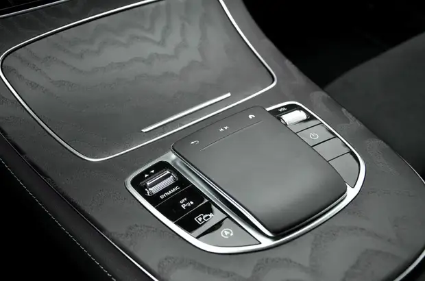 Audi A6 против Mercedes-Benz E-class: что показало сравнение двух седанов