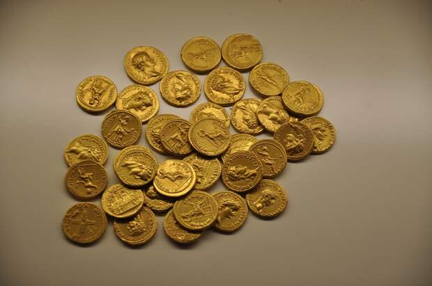 Клад из 35 ауреев 1-й половины I в. н.э. Римская денежная система включала монеты из золота, серебра и медных сплавов. Соотношение номиналов монет различных монетных типов в I в. н.э. имело следующий вид: 1 ауреус (аурей) = 25 денариям = 100 сестерциям = 200 дупондиям = 400 ассам - Военный бюджет Римской империи | Военно-исторический портал Warspot.ru