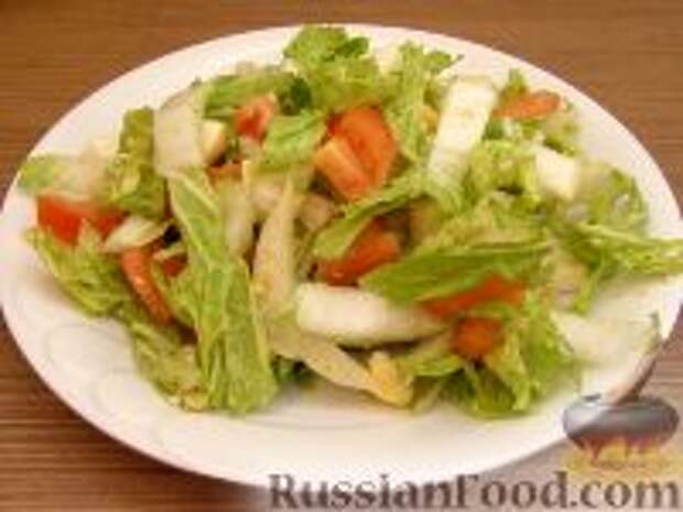 Фото к рецепту: Салат из пекинской капусты с помидорами и кунжутом