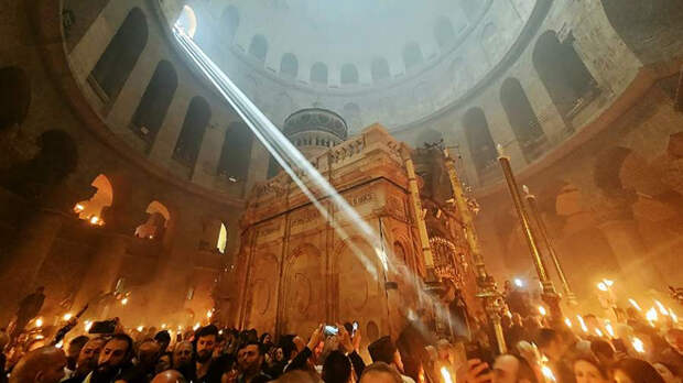 Благодатный огонь сошел в храме Гроба Господня в Иерусалиме