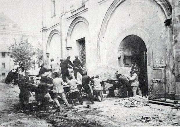 Перенесение останков великих княгинь и цариц перед разрушением Вознесенского монастыря. 1929