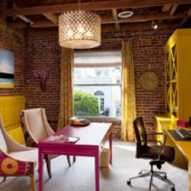 Желтая мебель на фоне кирпичных стен