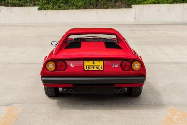 Ferrari 308 GTB Vetroresina с двигателем V8