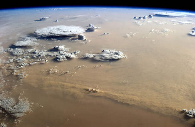 Вид на Сахару с МКС в 2014 году