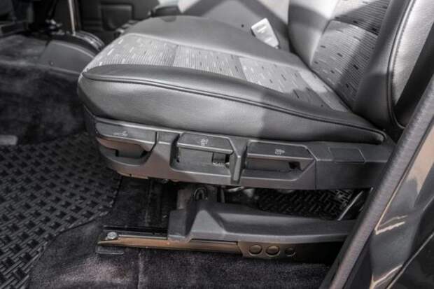 Модифицированный Toyota Land Cruiser 1988 с сиденьями от BMW 5-й серии