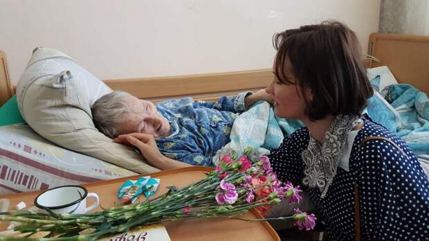 Анна Миронова приходит к подопечным домов престарелых уже шесть лет/ из личного архива