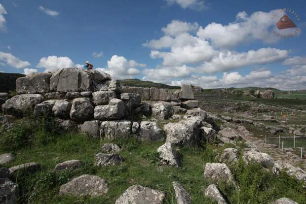 Каменный хаос из остатков древних сооружений в Хаттусе