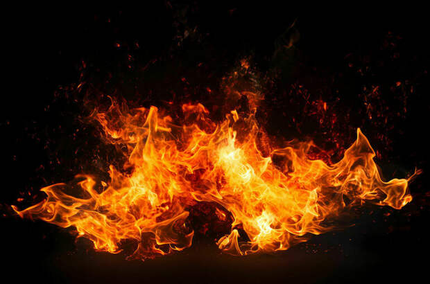 Многоквартирный дом загорелся в Адыгее после прилета беспилотника