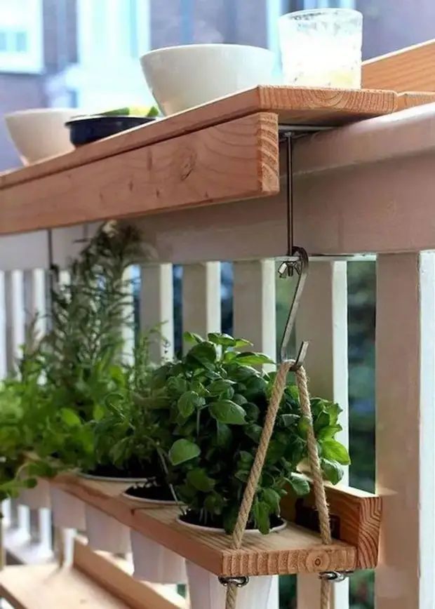 Оптимальный вариант для небольшого балкона: размещение растений на перилах в специальных подвесных горшках