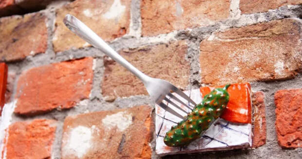 Призрак столовой в Балашихе угощает посетителе соленым огурцом и граненым стаканом