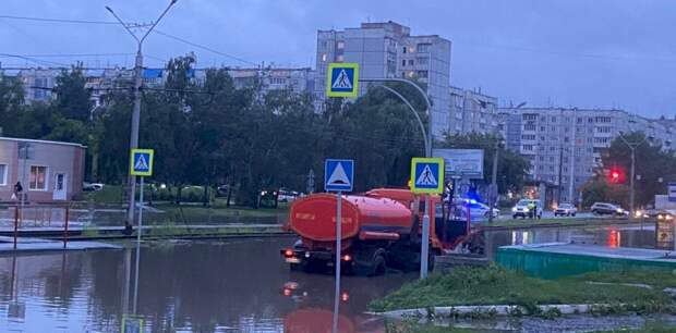 Улицу Попова в Барнауле перекрыли из-за подтопления