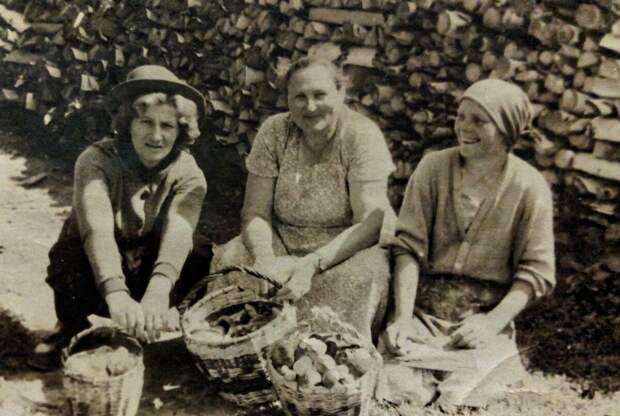 Моей матери (на фото справа) вскоре предстоит долгая возня с грибами. 1965 год. Фото из личного архива автора.