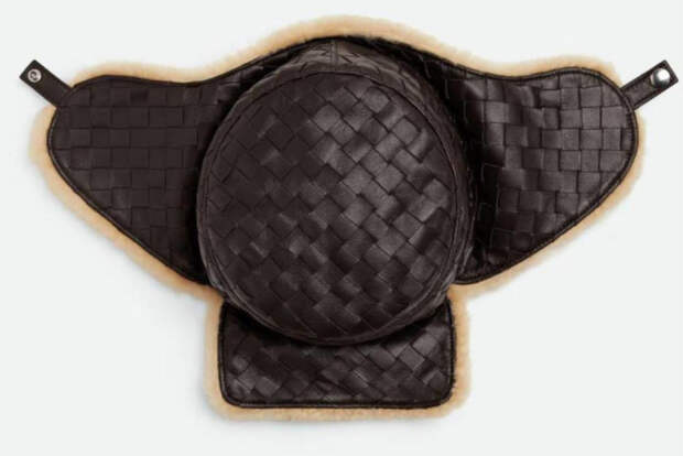 Модный дом «Bottega Venetta» презентовал в зимней коллекции русскую шапку-ушанку