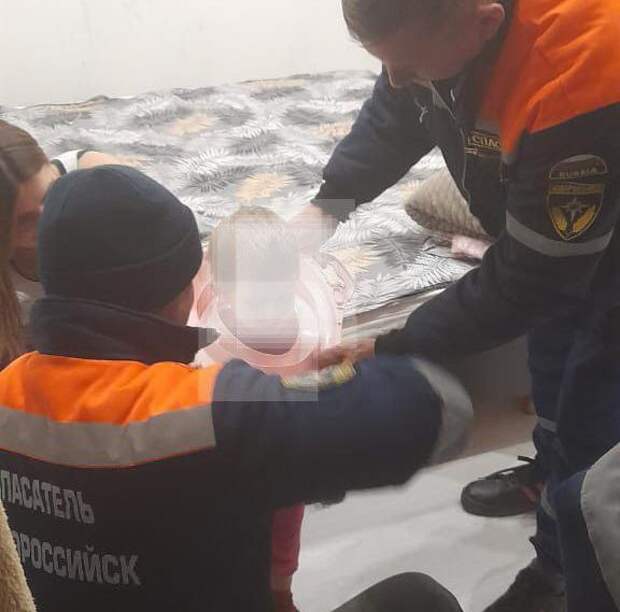 В Новороссийске сотрудники МЧС спасли ребенка: девочка надела на шею горшок