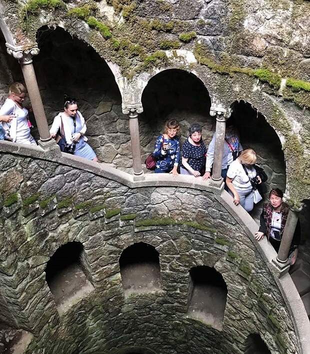 Спуск вниз – путь к самопознанию и перерождению (Quinta da Regaleira, Колодец Посвящения). | Фото: dergachev-va.livejournal.com. Спуск вниз – путь к самопознанию и перерождению (Quinta da Regaleira, Колодец Посвящения). | Фото: dergachev-va.livejournal.com.
