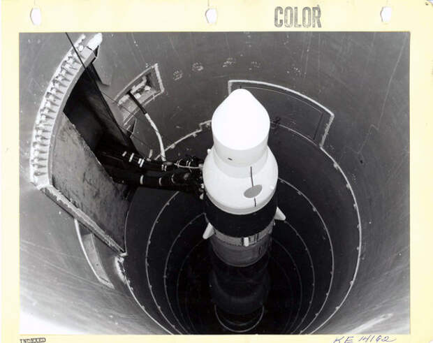 Межконтинентальная баллистическая ракета шахтного базирования SM-80 "Минитмен" при подготовке к пуску на мысе Канаверал 7 января 1963 г. Национальный архив США.