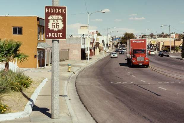 Шоссе 66 было открыто 11 ноября 1926 года. Тем не менее, дорожные знаки на нём отсутствовали до 1927 года, а полное асфальтовое покрытие дорога получила лишь к 1936 году путешествия, ральф граф, сша, фотография, шоссе 66