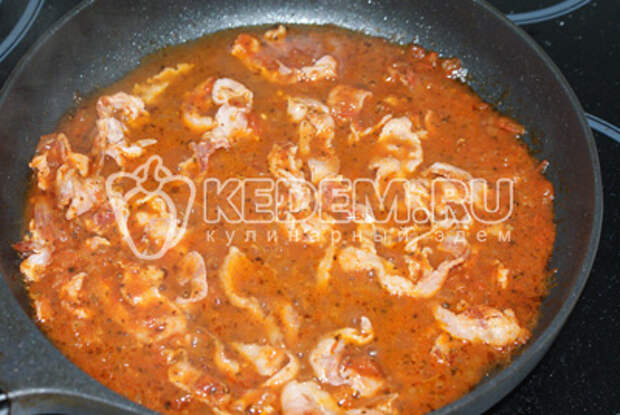Помидоры перерубить блендером с добавлением соли, перца и базилика по вкусу. Добавить к бекону и выпаривать на среднем огне. - Паста карбонара с беконом. Кулинарный рецепт с фотографиями приготовления пасты карбонара с беконом