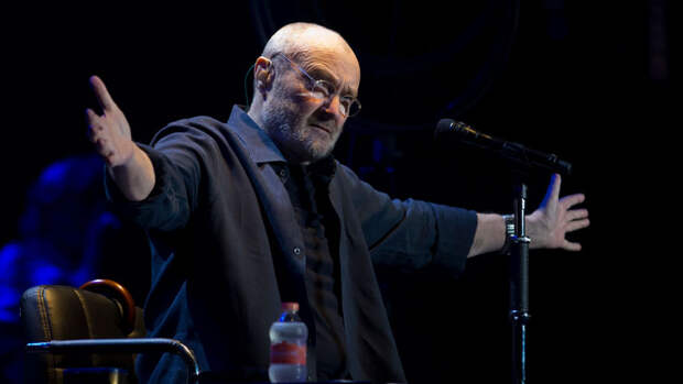 Певец Фил Коллинз признался, что после пяти операций ходит на костылях