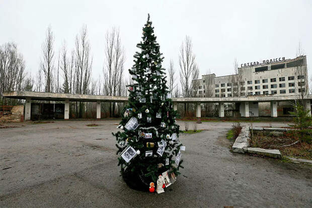 Блог - В «мертвом» городе Припять появилась новогодняя елка В «мертвом» городе Припять появилась новогодняя елка