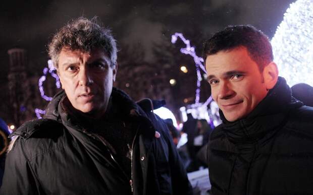 Борис Немцов (слева) и Илья Яшин (справа) km.ru