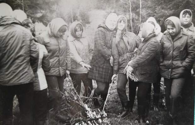 Наша группа студентов педучилища в колхозе на перерыве у костра, 1979 год