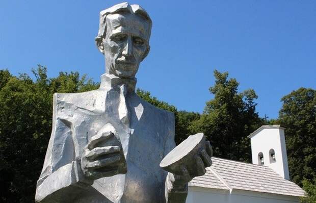 Статуя Никола Тесла.