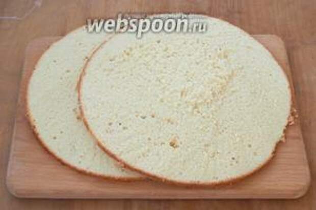 Созревший бисквит разрезать на 2 коржа. Можно испечь бисквит в меньшей форме и разрезать его например на 3 коржа, но в оригинальном рецепте коржа всё-таки 2.