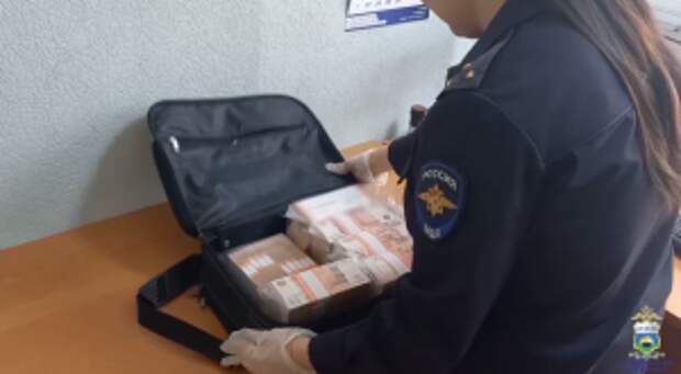 В Тюменской области сотрудники полиции задержали курьера мошенников, который пытался похитить у местного жителя 30 миллионов рублей