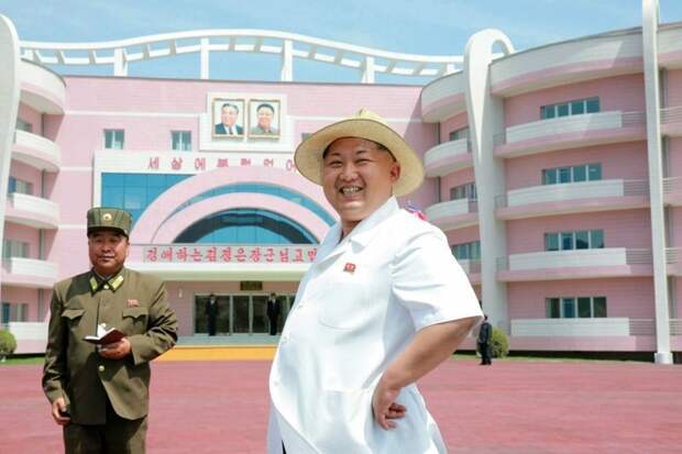 Великий руководитель на фоне прекрасного нового детского дома архитектура, здание, красота, мире, северная корея