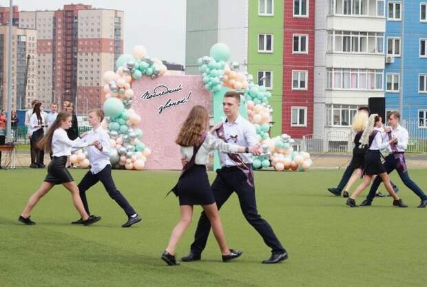 В школах Москвы прозвучали последние звонки