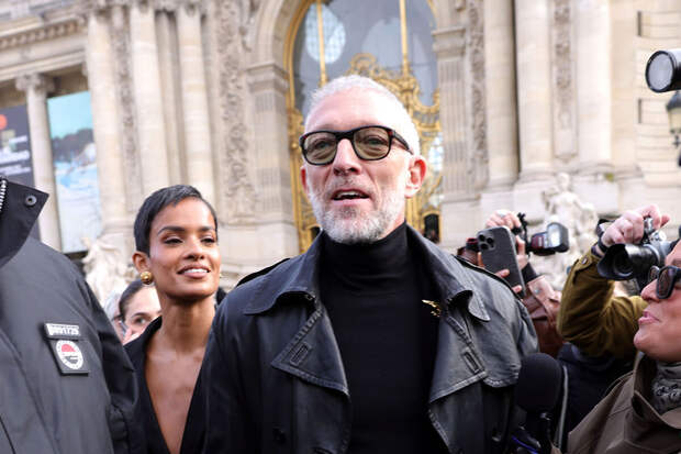 Актер Венсан Кассель появился на модном показе с возлюбленной