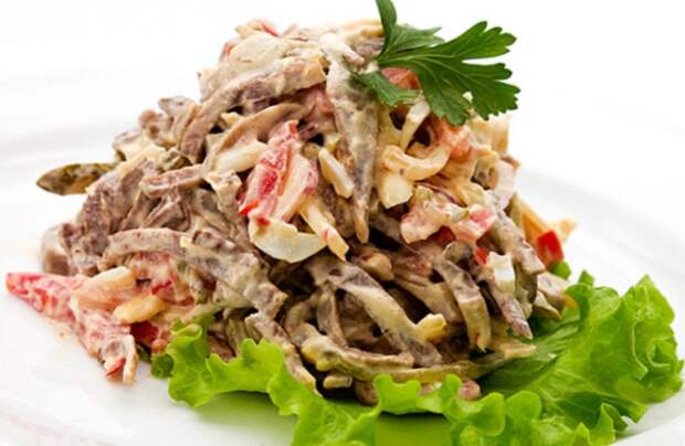 Салат с языком и грецкими орехами. \ Фото: pinterest.com. Салат с языком и грецкими орехами. \ Фото: pinterest.com.