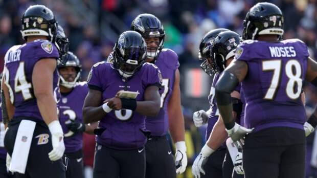 Lamar Jackson in a Ravens huddle