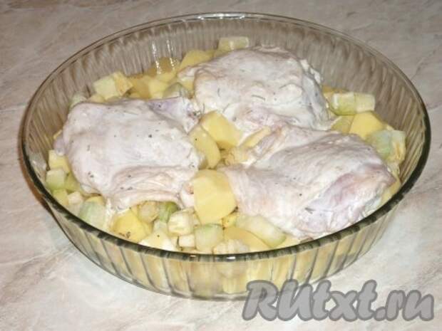 Сверху поместить курицу. 