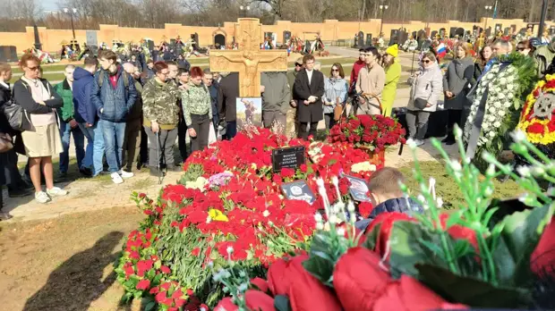 Похороны погибших в теракте в москве. Похороны одноклассника.