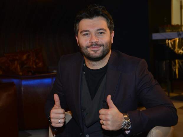 «Больно поворачиваться, не могу наклоняться»: Алексей Чумаков после операции на позвоночнике выступает на сцене