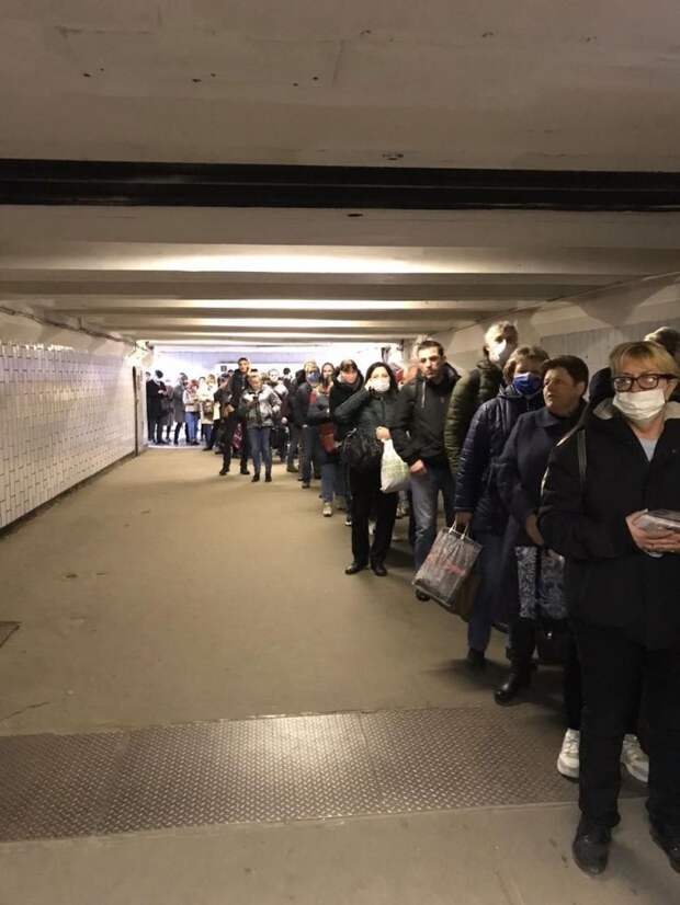 В метро появились огромные очереди из-за проверки пропусков