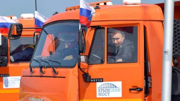 В Крым на грузовике: Западные СМИ обиделись на Путина