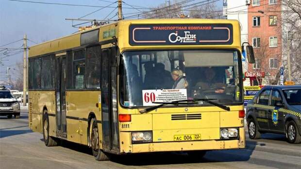 В Барнауле пожаловались на водителя автобуса, который закрыл двери перед пенсионеркой
