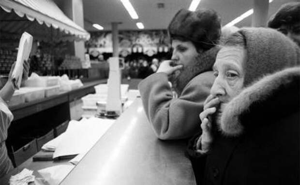 На фото: покупатели в магазине во время периода либерализации цен 1992 год